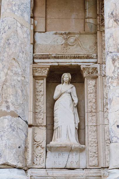 Close up of statue in the Library of Celsus - Foto, Imagem