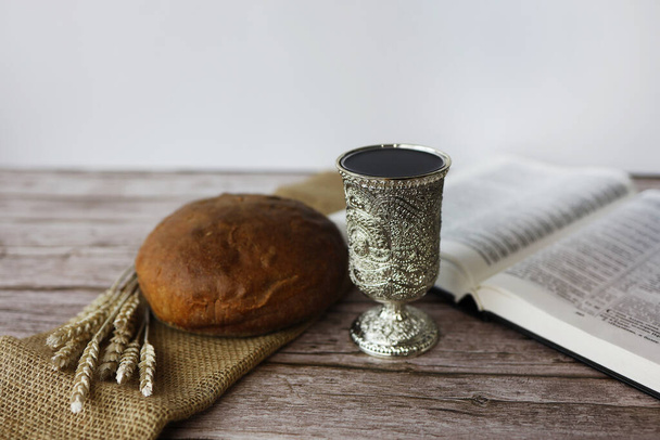 Chalice with wine and bread. Background with copy space. last supper - Foto, Imagem