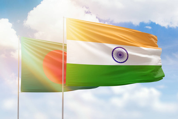 Солнечное голубое небо и флаги Индии и Бангладеш - Фото, изображение