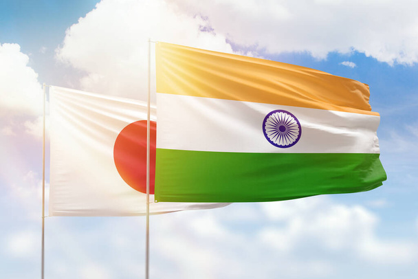 Солнечное голубое небо и флаги Индии и Японии - Фото, изображение