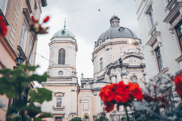 Facade of houses in Lviv, church and historical building - Foto, afbeelding