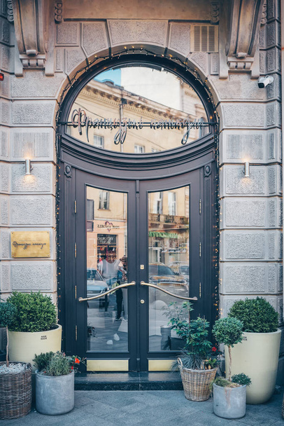Beautiful vintage doors in urban architecture - Foto, Bild