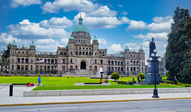 VICTORIA, BRITISH COLUMBIA - April 28, 2022: Victoria is the capital city of the Canadian province of British Columbia, located on the southern tip of Vancouver Island off Canadas Pacific coast. - Foto, Imagen