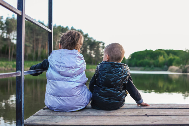 Children on the banks of the river enjoy nature. - Fotografie, Obrázek