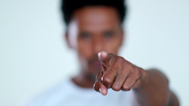 Чернокожий африканец показывает пальцем на камеру, указывая на YOU - Кадры, видео