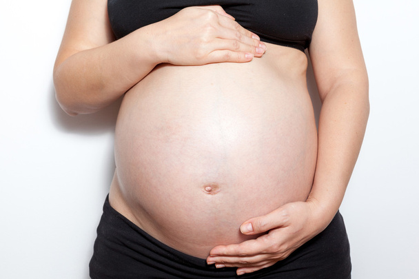 Közelkép a terhes nő, elszigetelt fehér - Fotó, kép