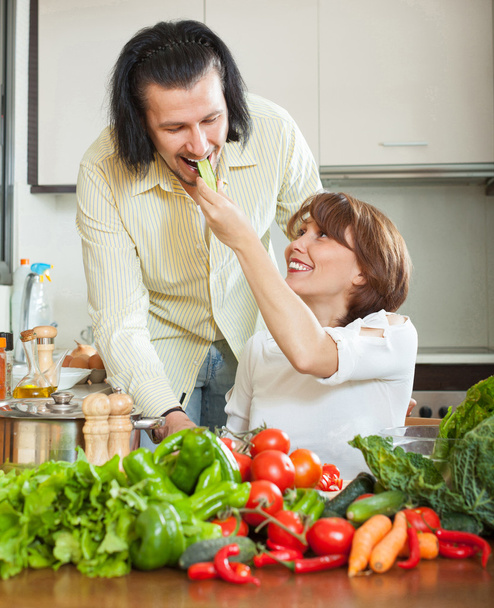   привабливий чоловік і жінка з овочами
  - Фото, зображення