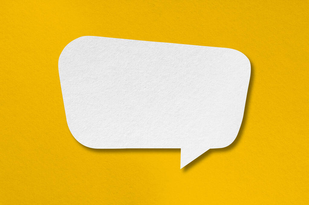 форма мовної кулі білий папір ізольований на жовтому фоні Бульбашки зв'язку
. - Фото, зображення