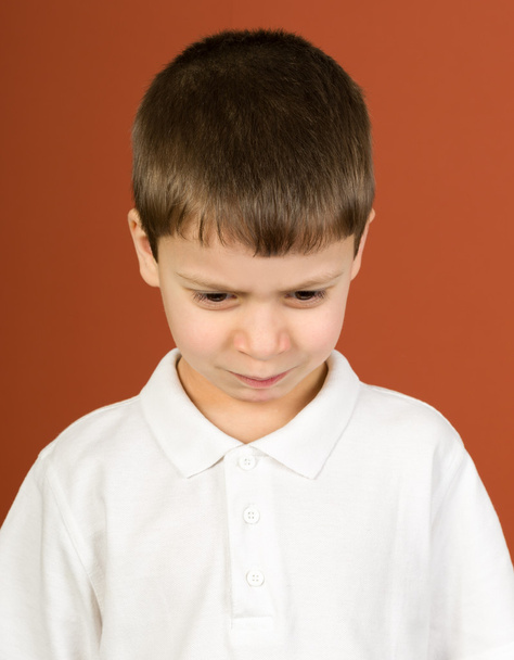 boy portrait in white shirt on brown - Foto, Imagem