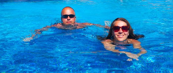 Couple swimming in pool - Zdjęcie, obraz