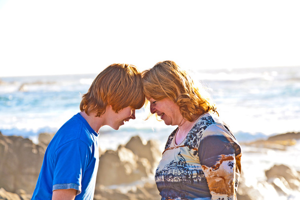 Felice madre e figlio abbracciare in spiaggia
 - Foto, immagini