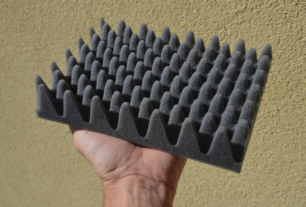 installation of anti-noise foam tiles is demonstrated by the seller. very porous soft material absorbs sounds and protects fruit products from bruises during transport and storage - Foto, imagen
