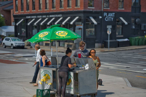 The people buying a refreshing lemonade outdoors in Providence, Rhode Island - Foto, imagen