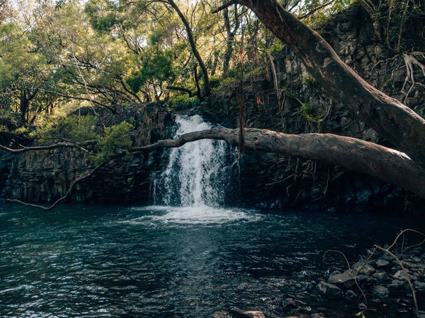 A small waterfall as a touristic sight in Maui, Hawaii - Foto, Imagem
