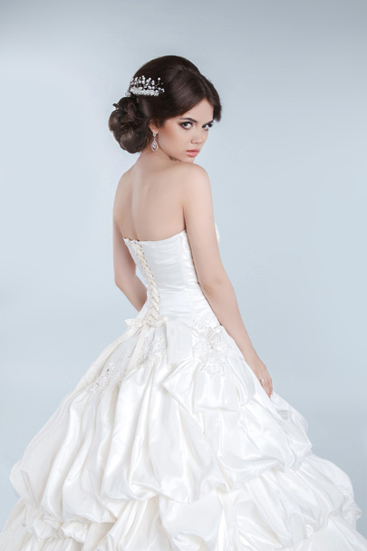 Beauty Fashion young bride model posing in wedding dress with ha - Foto, imagen