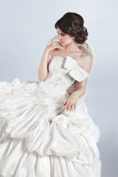 Όμορφη νύφη μοντέλο γυναίκα, φορώντας το νυφικό με volumi - Φωτογραφία, εικόνα