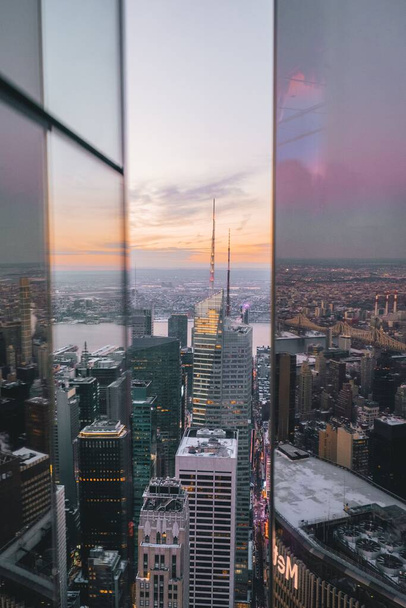 A vertical view of the New York city in the evening - Valokuva, kuva