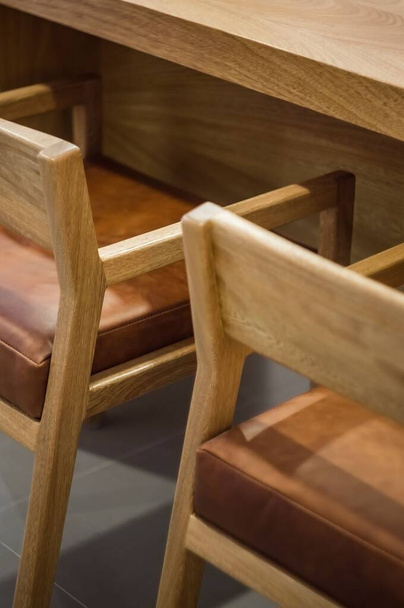 The vertical high-angle view of simple furniture - two wooden chairs and a table - Foto, immagini