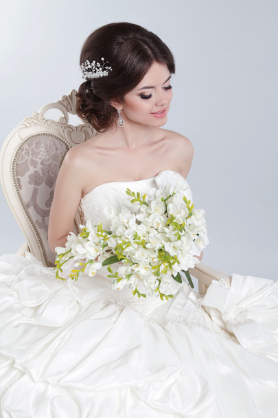Beauty Portrait of bride wearing in wedding dress with voluminou - Valokuva, kuva