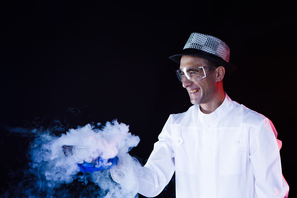 Smiling man scientist with dry ice - Foto, afbeelding