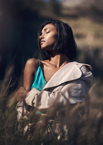 Мне нравится ощущение солнца на моей коже. модная молодая женщина позирует на открытом воздухе - Фото, изображение