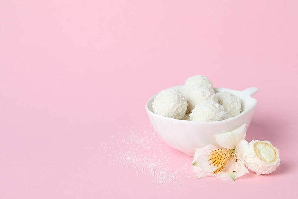 Концепция вкусных сладостей, кокосовых конфет, место для текста - Фото, изображение