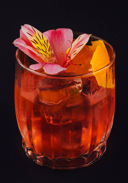 Champagne cocktail with ice and flowers - Foto, imagen