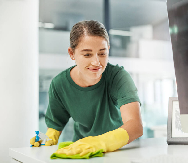 No mess, no stress. a young woman cleaning a modern office - Foto, Bild