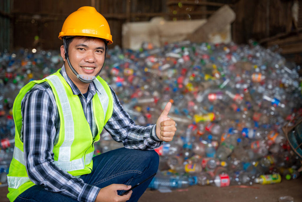A workers work on recycle waste at recycling factory. - Foto, imagen