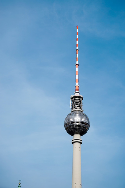 Θέα προς το Τηλεοπτικός πύργος Βερολίνου στο Βερολίνο - Φωτογραφία, εικόνα