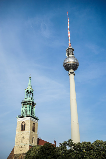 Uitzicht richting de Berliner Fernsehturm in Berlijn - Foto, afbeelding