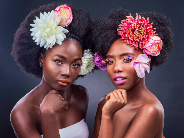 Theres nothing more beautiful than a woman who knows her worth. two beautiful women posing together with flowers in their hair - Fotografie, Obrázek