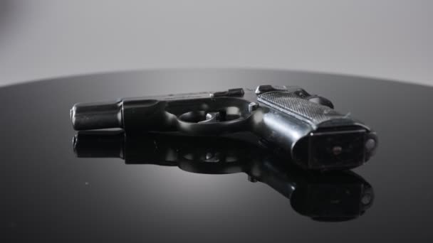 9-мм пушка вращается на отражающей поверхности - Кадры, видео