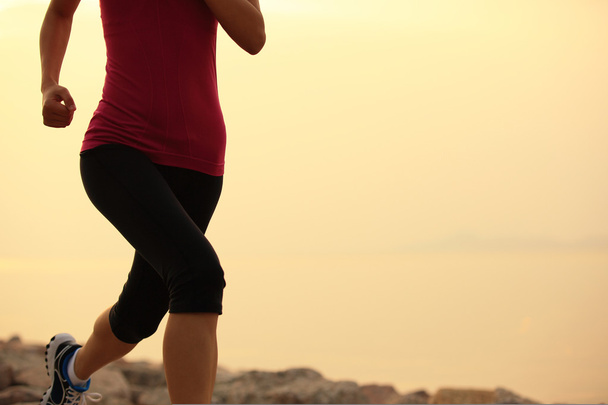 Athlète coureur courant au bord de la mer. femme fitness silhouette lever de soleil jogging séance d'entraînement concept de bien-être
. - Photo, image