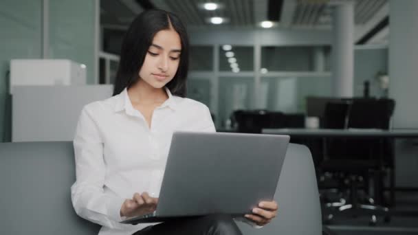 Молода арабська ділова жінка Туреччина Латинська дівчина професійний колега, яка вивчає онлайн, використовує корпоративний Wi-Fi Інтернет в офісі розробляє програмне забезпечення на ноутбуці створює мережеві чати веб-дизайну
 - Кадри, відео