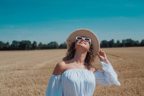 beautiful young woman in wheat field, closeup - Valokuva, kuva