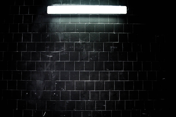 black tile wall grunge background - Foto, Bild