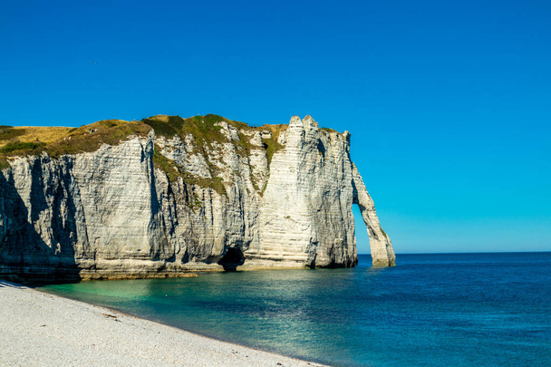 Beach walk on the beautiful alabaster coast near tretat - Normandy - France - Foto, imagen