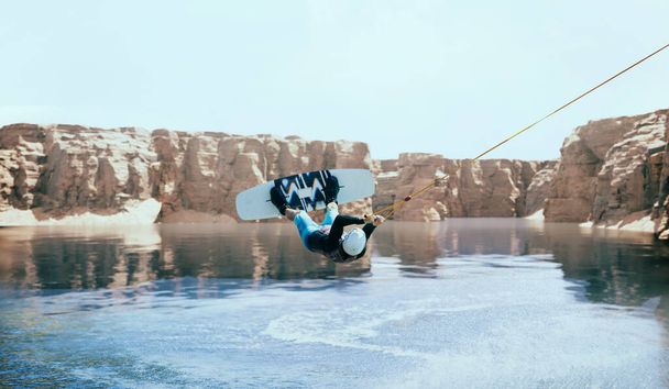 Wakeboarder κάνει κόλπα στο ποτάμι. Wakeboarding. Σπορές νερού - Φωτογραφία, εικόνα