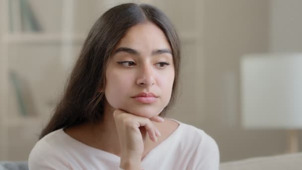 Θλιβερός αισθησιασμός Αραβική νεαρή γυναίκα χαθεί σε θλιβερές σκέψεις αισθάνονται ψυχολογική διαταραχή που βιώνουν το διαζύγιο σε μια σχέση διαλογισμού σε εσωτερικούς χώρους κρατήσει χέρι με το πηγούνι συγκεντρωμένο σκεφτείτε το δίλημμα λύση - Πλάνα, βίντεο