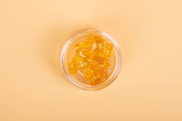 golden cannabis resin concentrate, wax with high thc. - Foto, Imagem