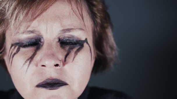 Μελαγχολική γυναίκα με μαύρο μακιγιάζ ματιών - Πλάνα, βίντεο