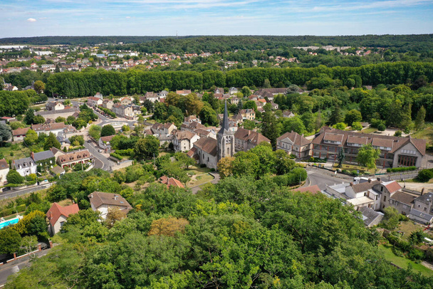 Αεροφωτογραφία της εκκλησίας του Saint Pierre - Saint Paul στην πόλη Nemours Seine et Marne στη Γαλλία - Φωτογραφία, εικόνα