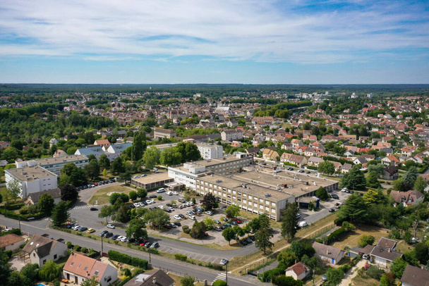 Αεροφωτογραφία της πόλης Nemours με το νοσοκομείο του στο Seine et Marne της Γαλλίας - Φωτογραφία, εικόνα