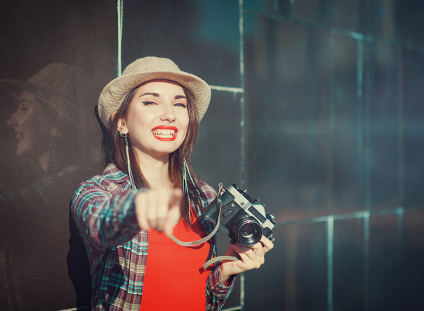 Joyeux jeune belle fille hipster avec caméra rétro
  - Photo, image