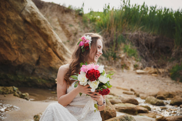 Свадебная церемония на открытом воздухе, замыкание стильной невесты со свадебным букетом цветов. - Фото, изображение