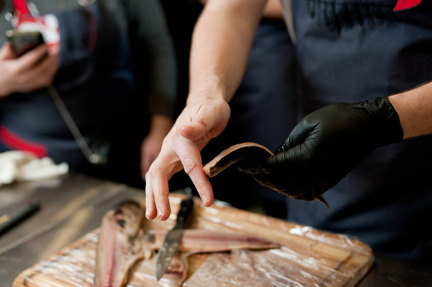 Кухар відділяє філе від риби і очищає його від кісток. Філе макреля
. - Фото, зображення