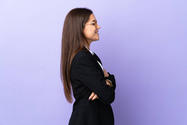 Business woman isolated on purple background in lateral position - Photo, image