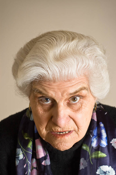 Elderly lady with an angry expression. - Foto, Imagem