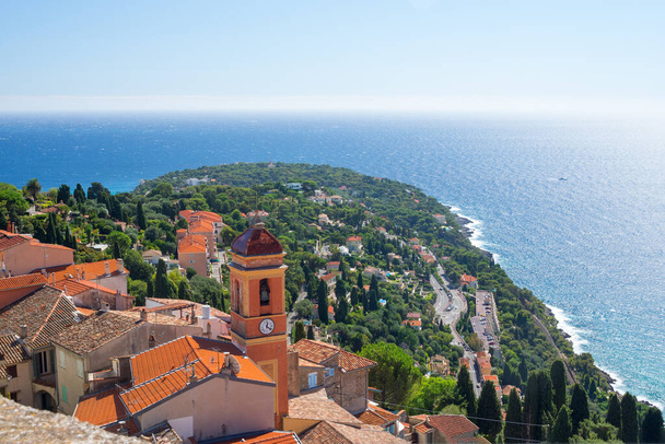 Uitzicht op de zee en de Cote d 'Azur vanaf het fort van het oude kasteel in Roquebrune-Cap-Martin, Frankrijk aan de Middellandse Zee bij Monaco. Reis langs de Cote d 'Azur. - Foto, afbeelding
